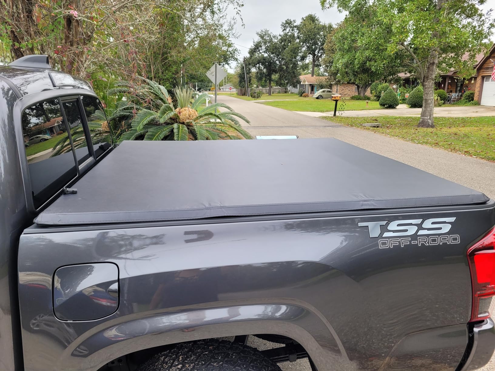oEdRo Soft Tri-Fold Truck Bed Tonneau Cover for 2016-2023 Toyota Tacoma 5ft customer photo 2