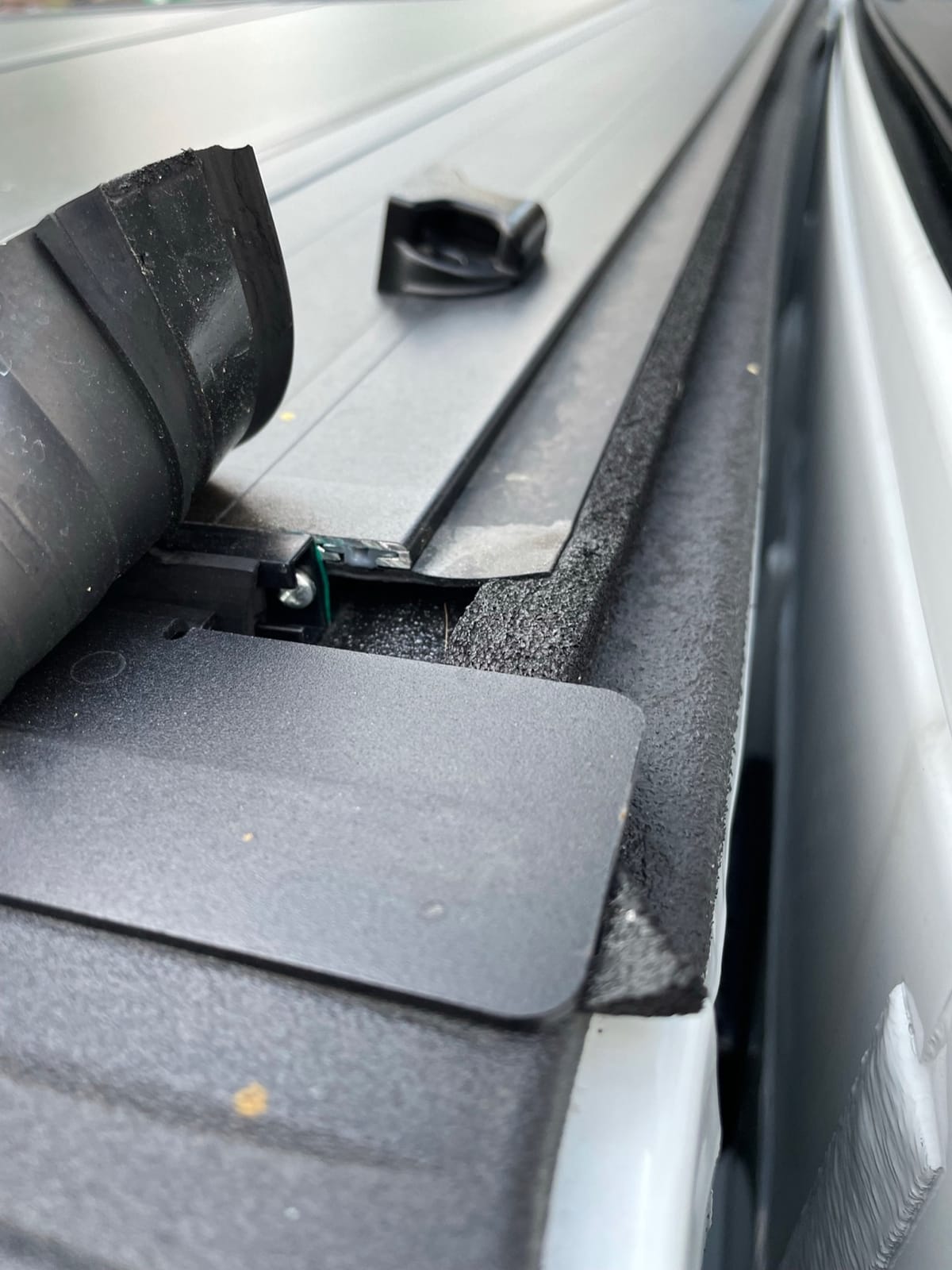 RealTruck Undercover Ultra Flex Hard Folding Truck Bed Tonneau Cover | UX32010 | Fits 2020-2025 Jeep Gladiator 5' Bed (60