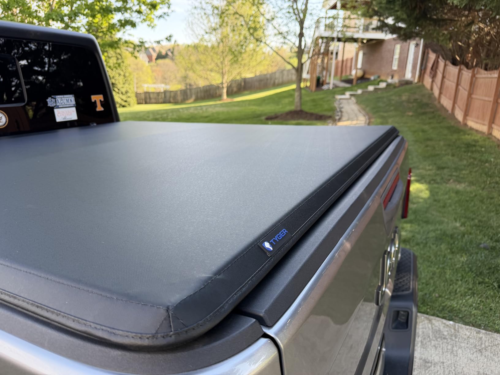 Tyger Auto T3 Soft Tri-fold Truck Bed Tonneau Cover Compatible with 2020-2026 Jeep Gladiator JT | 5' (60