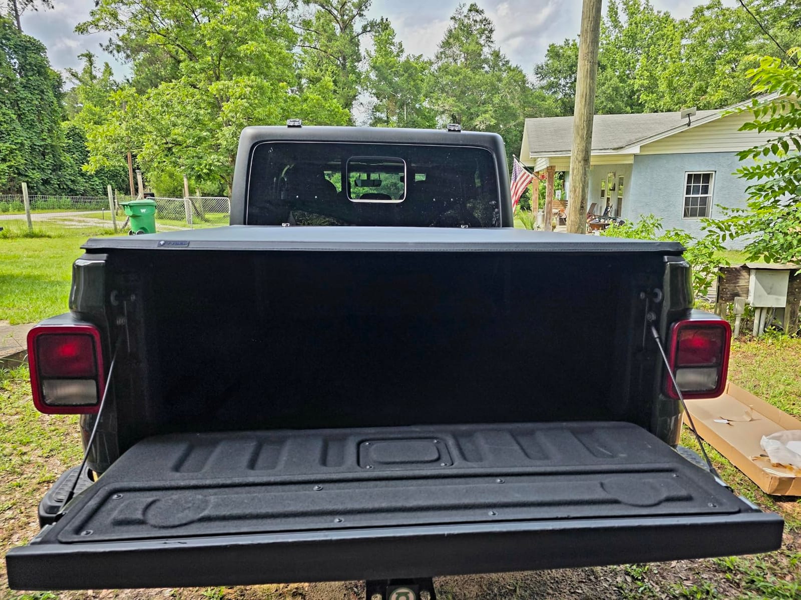 Tyger Auto T3 Soft Tri-fold Truck Bed Tonneau Cover Compatible with 2020-2026 Jeep Gladiator JT | 5' (60