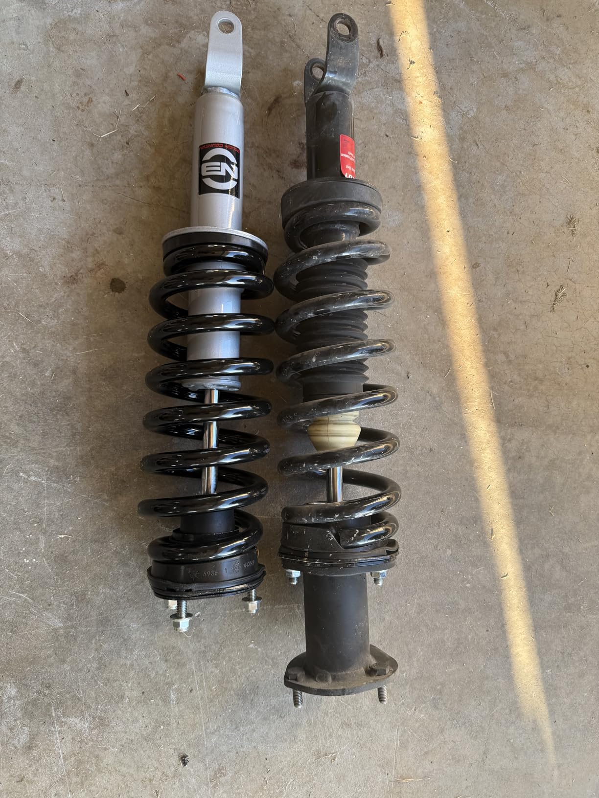 Rough Country N3 Leveling Struts for Ram 1500 4WD (2012–2018 & Ram 1500 Classic) - Fits 2.5