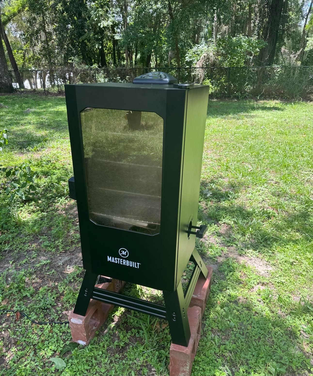 Masterbuilt® 30-inch Digital Electric Vertical BBQ Smoker with Leg Kit, Side Wood Chip Loader and 710 Cooking Square Inches in Black, Model MB20070421 customer photo 1