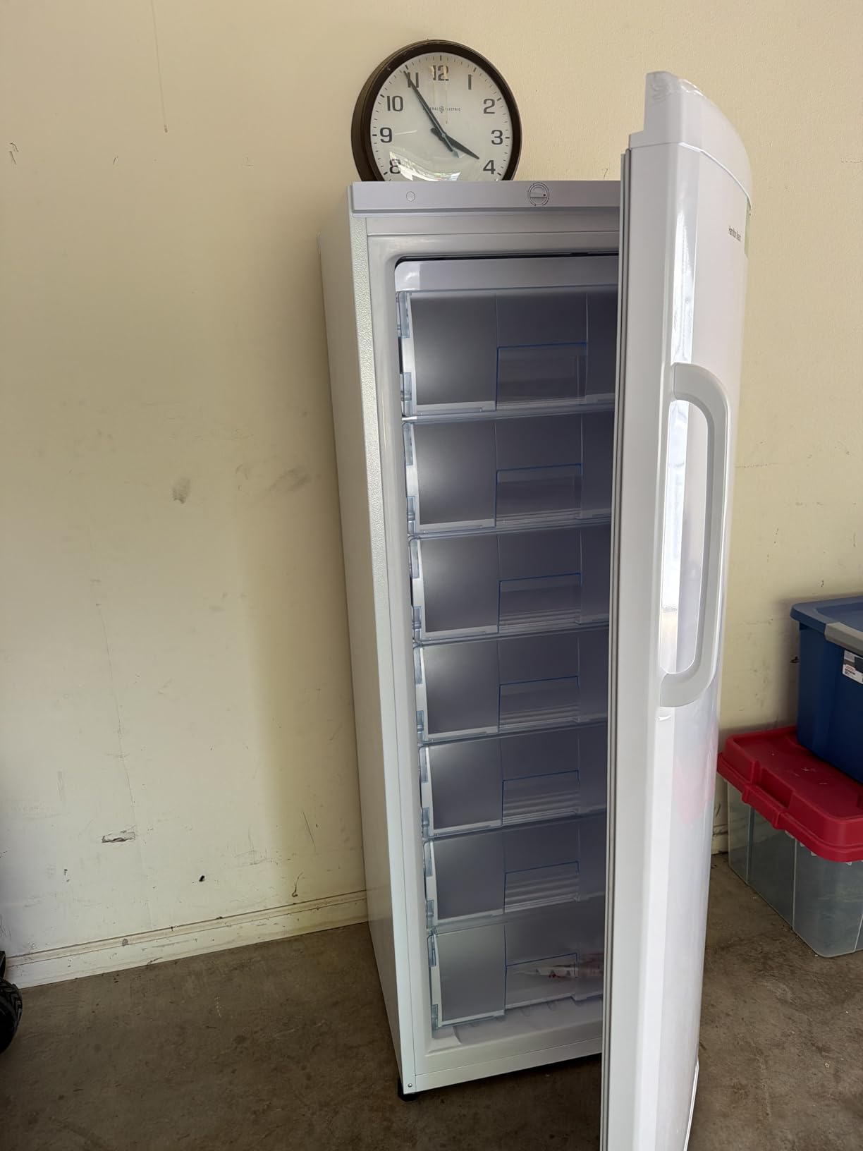 Hamilton Beach HBFRF1100, 11 cu ft, Upright Freezer, White customer photo 2