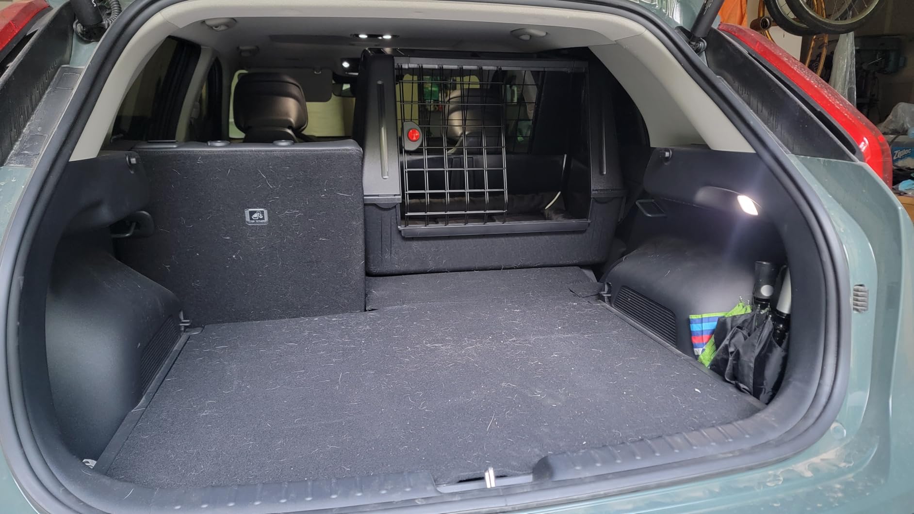 Ferplast Atlas Vehicle SUV Dog Crate, Assembled Car Dog Crate Measures 39L x 23W x 26H, Ideal for Medium to Intermediate Dog Breeds, Black customer photo 1