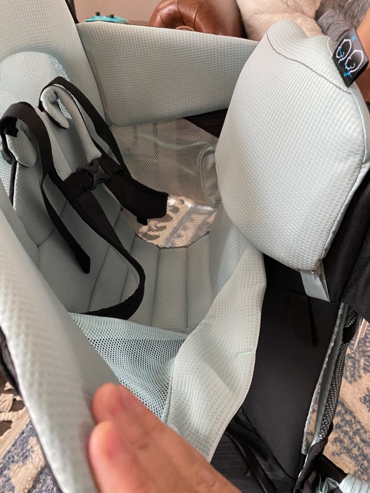 Thule Sapling Child Carrier Backpack - Machine Washable Seat - Self-Standing Frame - Adjustable padded straps for parents - Ergonomic seat with under-leg support for child - UPF 50 Sunshade customer photo 1