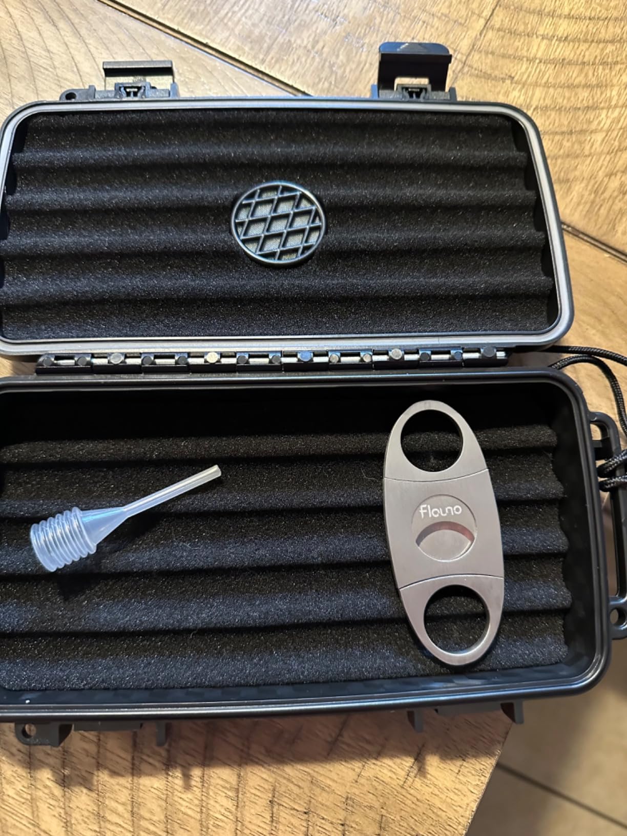 Flauno Travel Cigar Humidor Case - Portable Cigar Box with Humidifier Disc & Cigar Cutter | Waterproof | Crushproof | Airtight | Durable (Holds up to 5 Cigars) customer photo 1