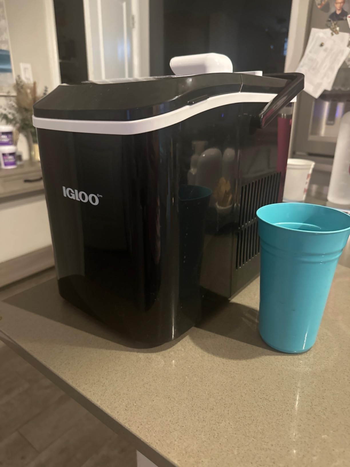 Igloo Premium Self-Cleaning Countertop Ice Maker Machine, Handled Portable Ice Maker, Produces 26 lbs. in 24 hrs. with Ice Cubes Ready in 6-8 Minutes, Comes with Ice Scoop and Basket customer photo 1
