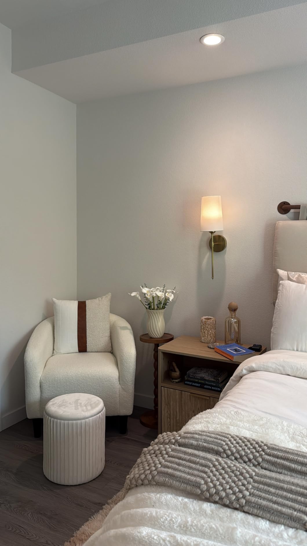 Yaheetech Small 25.5in Wide Sherpa Barrel Accent Chair for Bedroom, Ivory customer photo 1