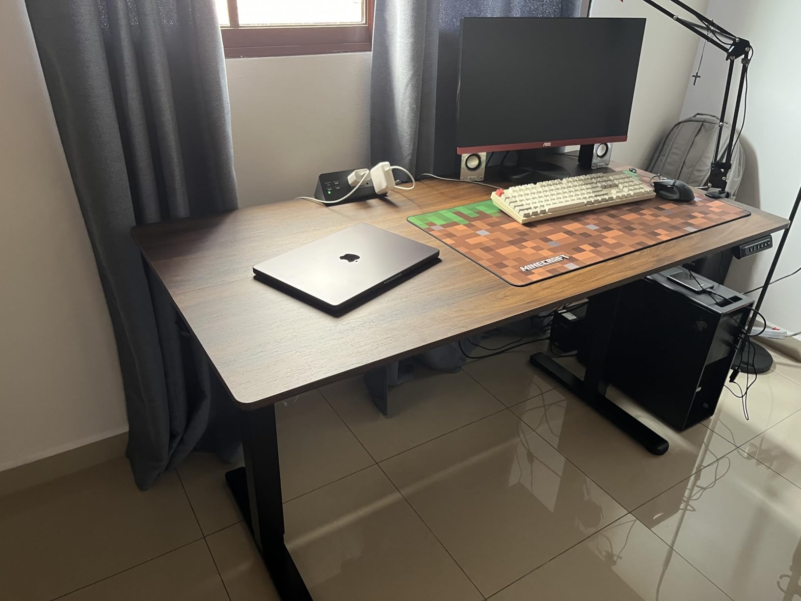 ErGear Height Adjustable Electric Standing Desk, 55 x 28 Inches Sit Stand up Desk, Memory Computer Home Office Desk, Black customer photo 2