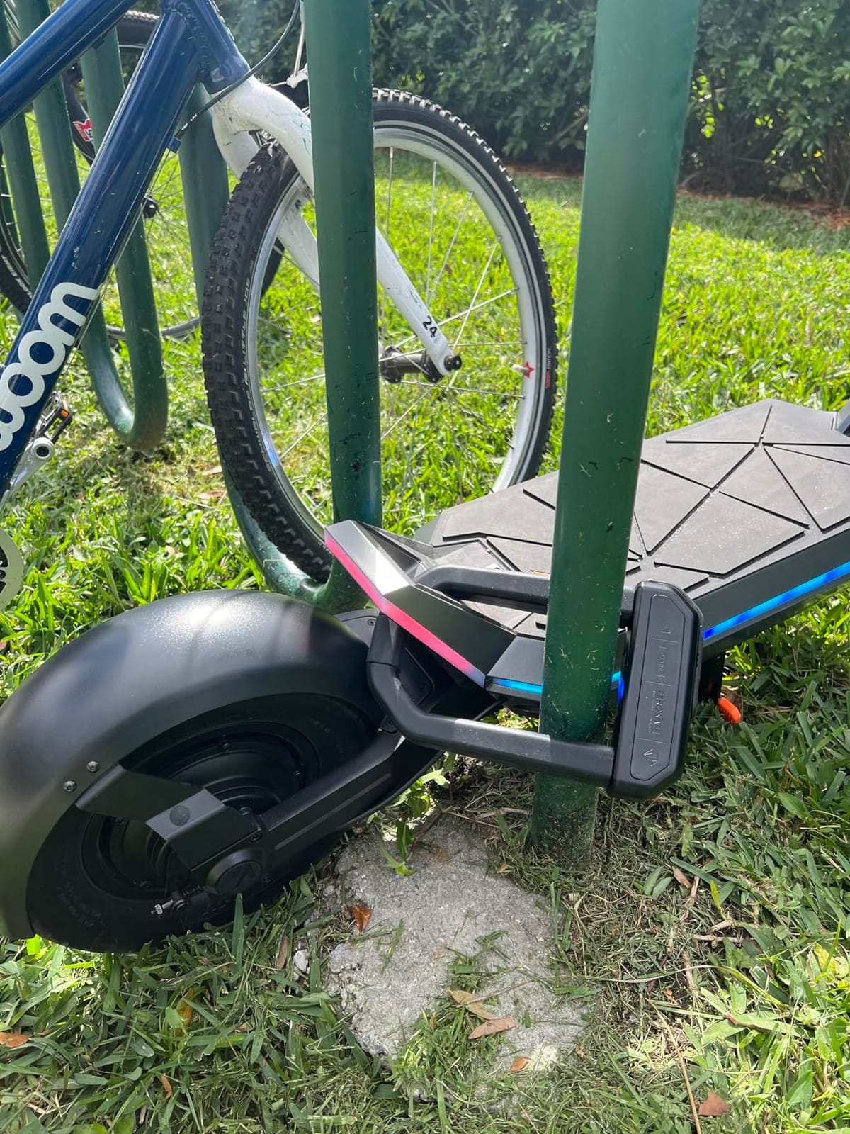 Hiplok D1000 Anti-Angle Grinder Bike Lock | Resists Angle Grinder Attacks | 32mm Shackle with 3 Replaceable Keys | High Security D Lock for Scooter, E-Scooter, Bicycle, E-Bike, Cargo Bike & Motorcycle customer photo 2