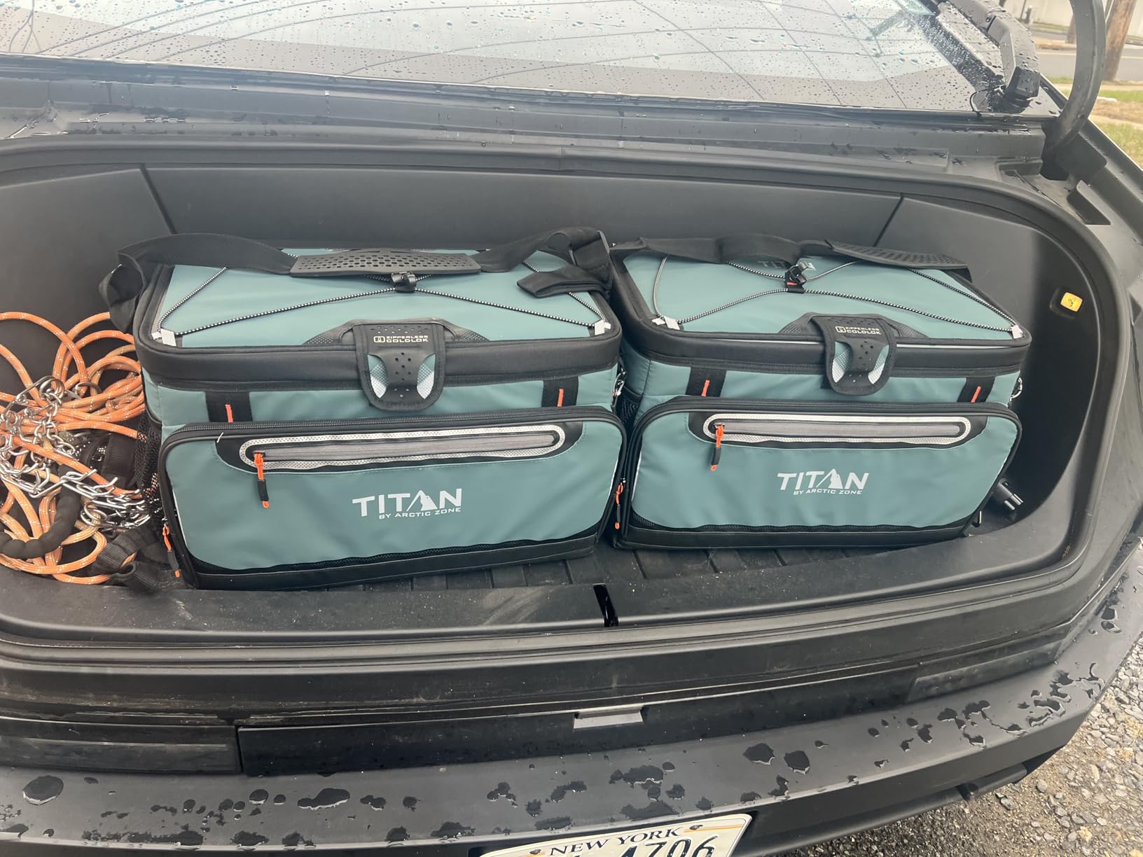Titan Zipperless HardBody Cooler, Keeps Ice 2 Days customer photo 1