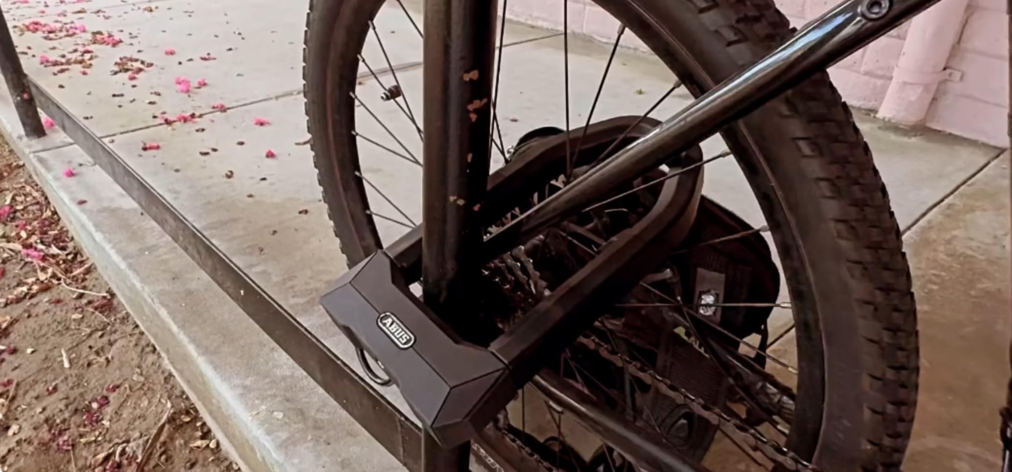 ABUS U-Lock Granit™ Super Extreme 2500/165HB230 - specialised Bicycle Lock for Bicycles and e-Bikes Against Saw Attacks with Angle Grinders - ABUS Security Level 15, USH2500 customer photo 2
