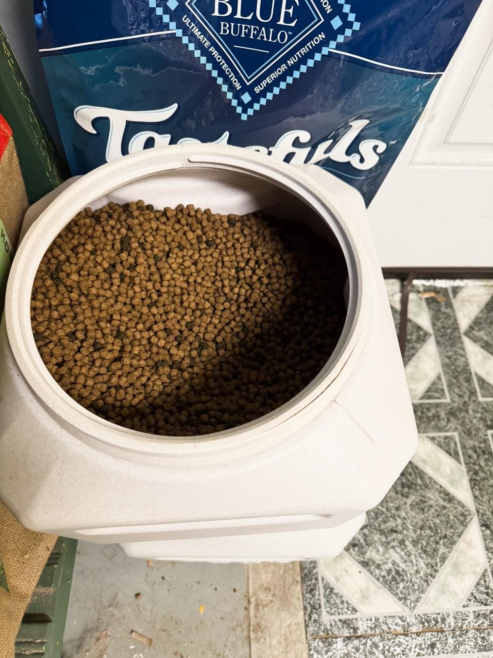 Blue Buffalo Tastefuls Chicken Adult Sensitive Stomach Dry Cat Food, 3 lb customer photo 2