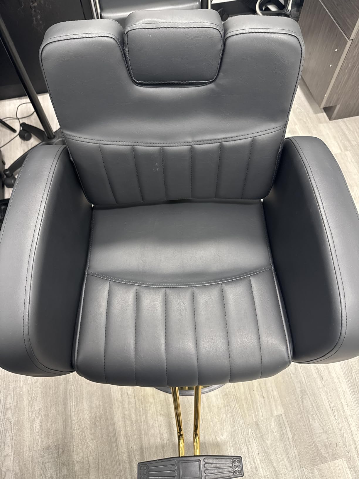 Baasha Reclining Salon Chair for Hair Stylist, 440 lbs Hydraulic Barber Chair with 135° Reclining Backrest, Removable Headrest, 360° Swivel, All Purpose Styling Chair, Black Gold customer photo 1
