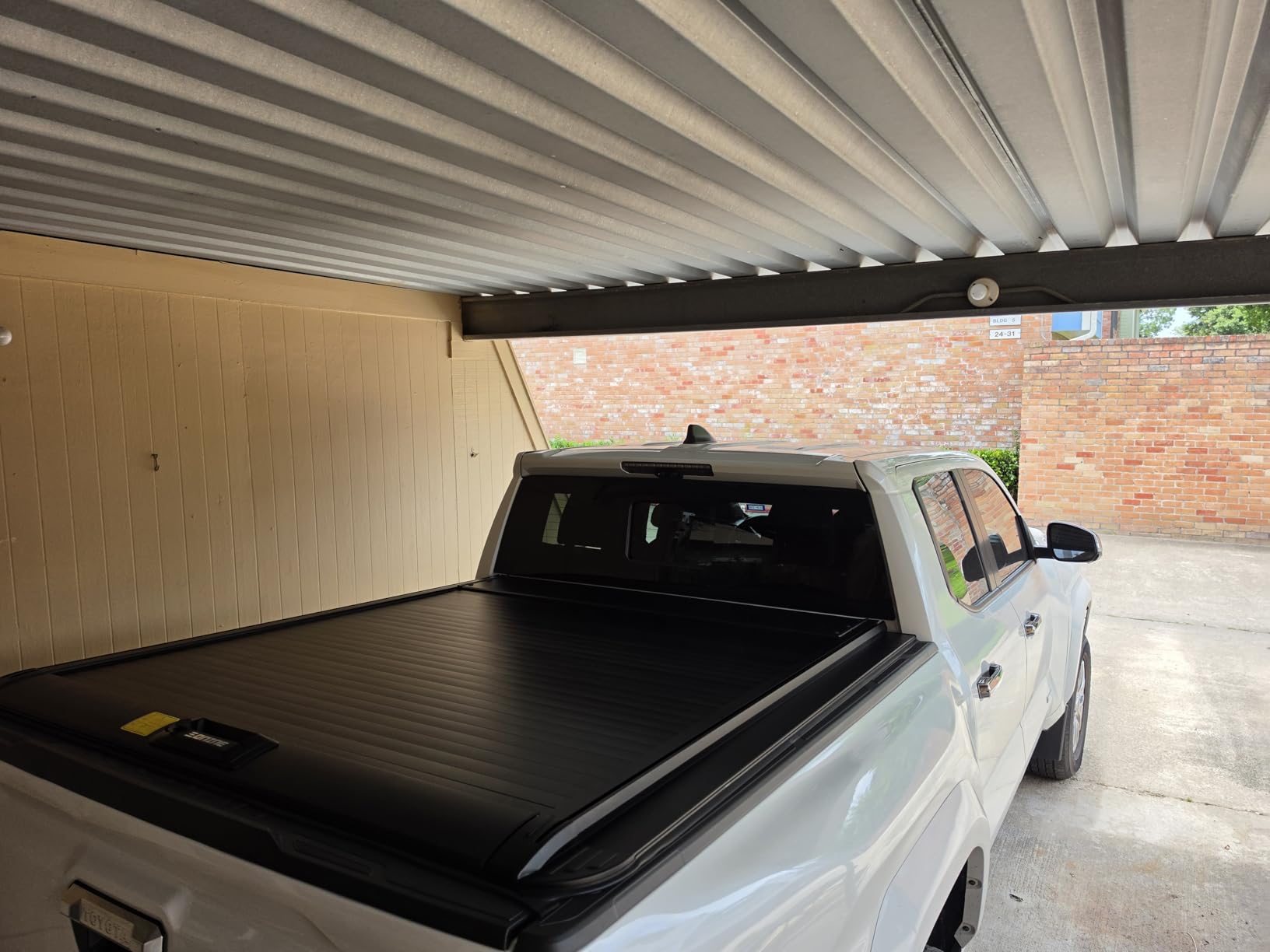 ONINE Retractable Hard Tonneau Cover for 2015-2026 Ford F150 5.5ft Bed customer photo 1