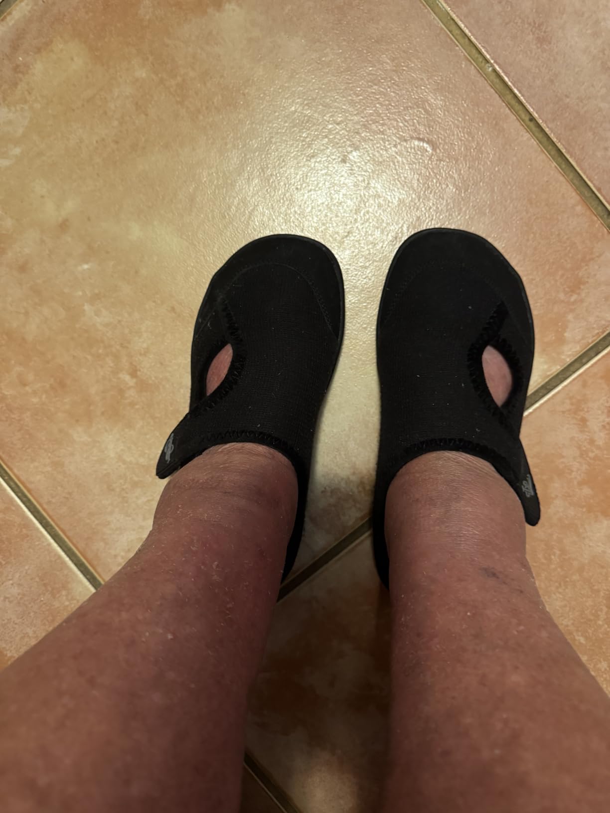 LeIsfIt Womens Slippers Wide Toe Box Adjustable Diabetic House Shoes customer photo 1