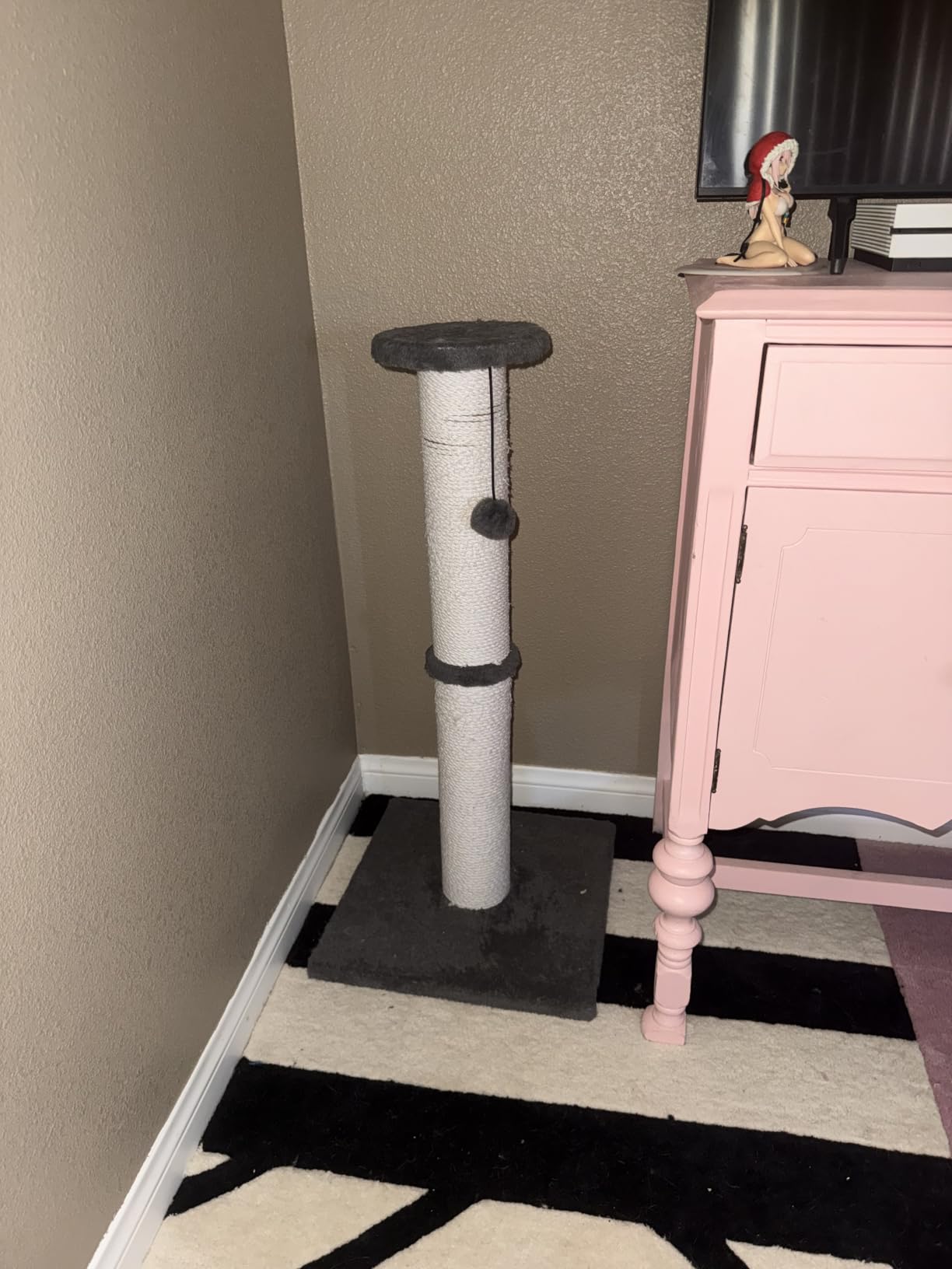 34-Inch Tall Cat Scratching Post for Large Cats, Stable Base, Gray customer photo 2