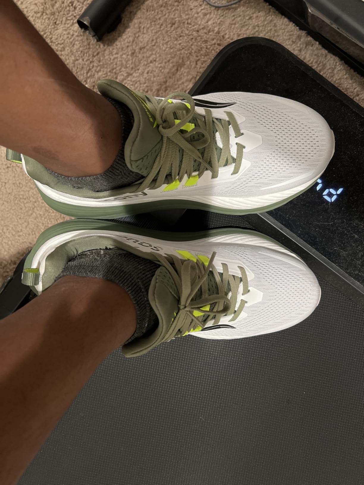 Saucony Men's Hurricane 24 Sneaker customer photo 2