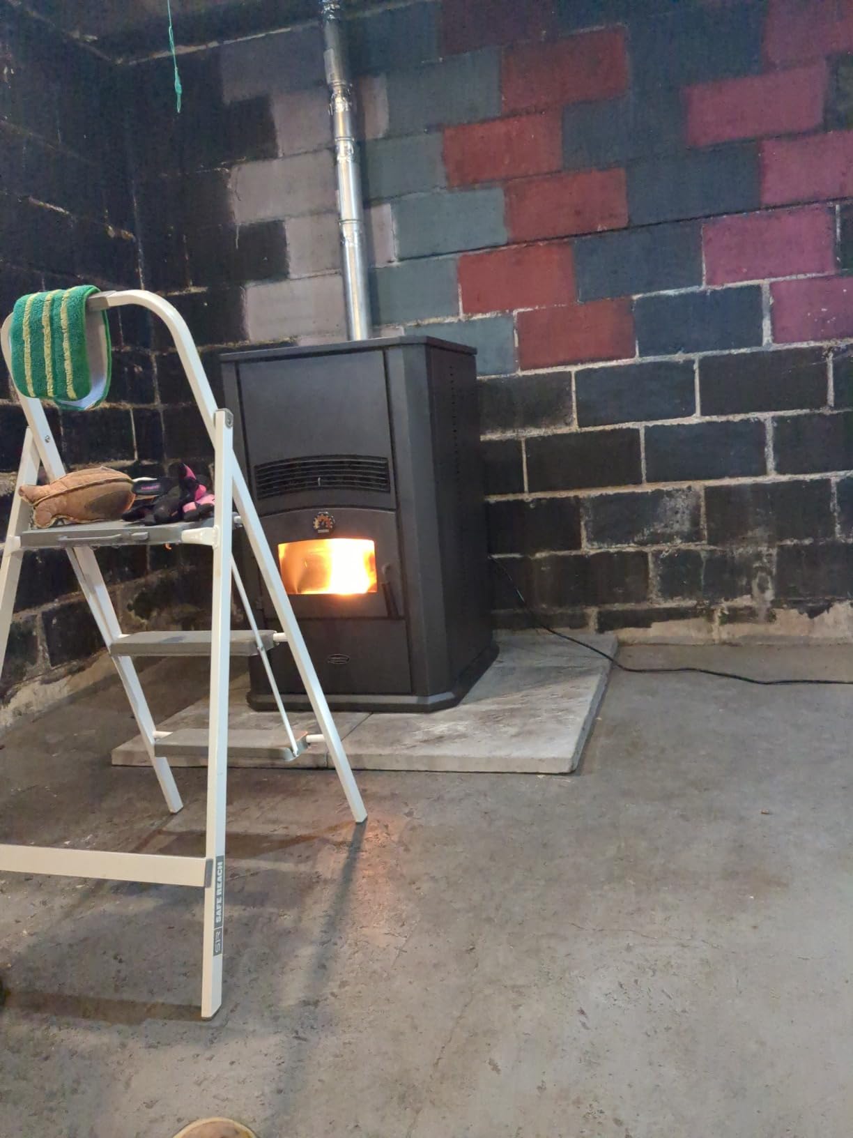 ComfortBilt HP42 Alpine Pellet Stove, 2,800 sq. ft., 120 lb. Hopper, Black customer photo 1