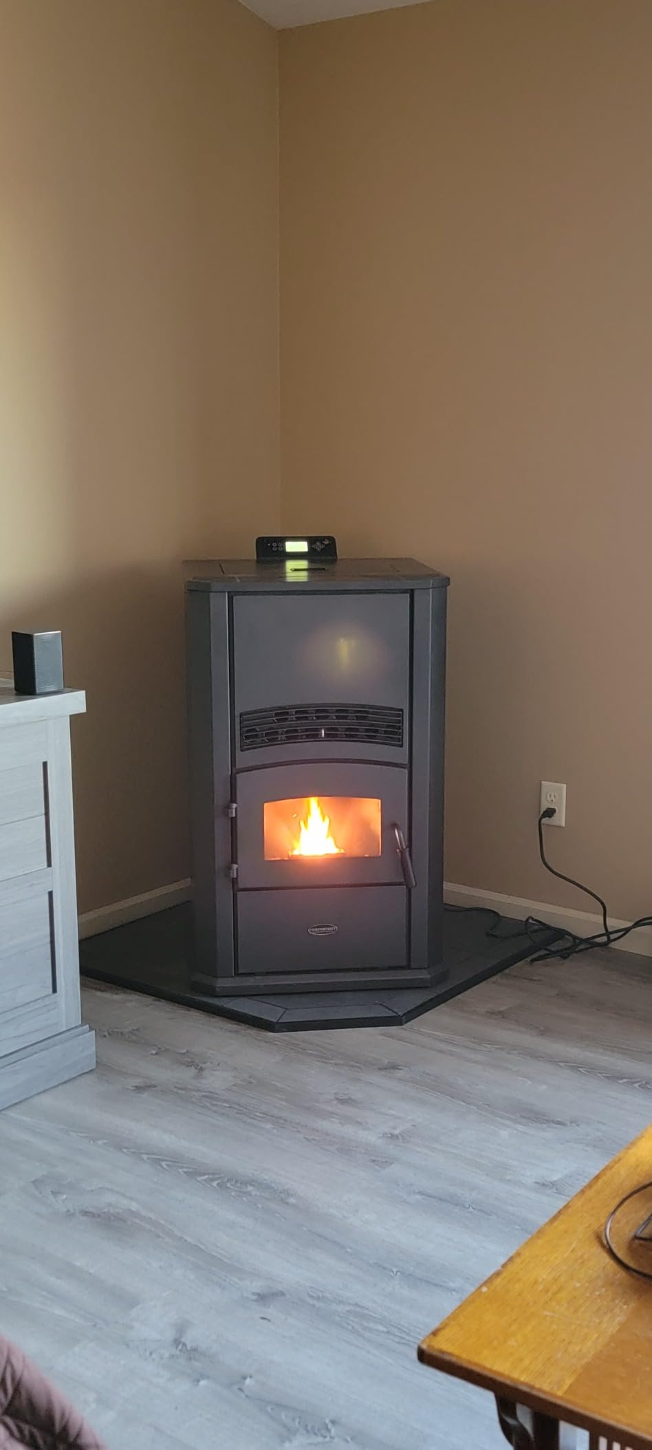 ComfortBilt HP42 Alpine Pellet Stove, 2,800 sq. ft., 120 lb. Hopper, Black customer photo 2