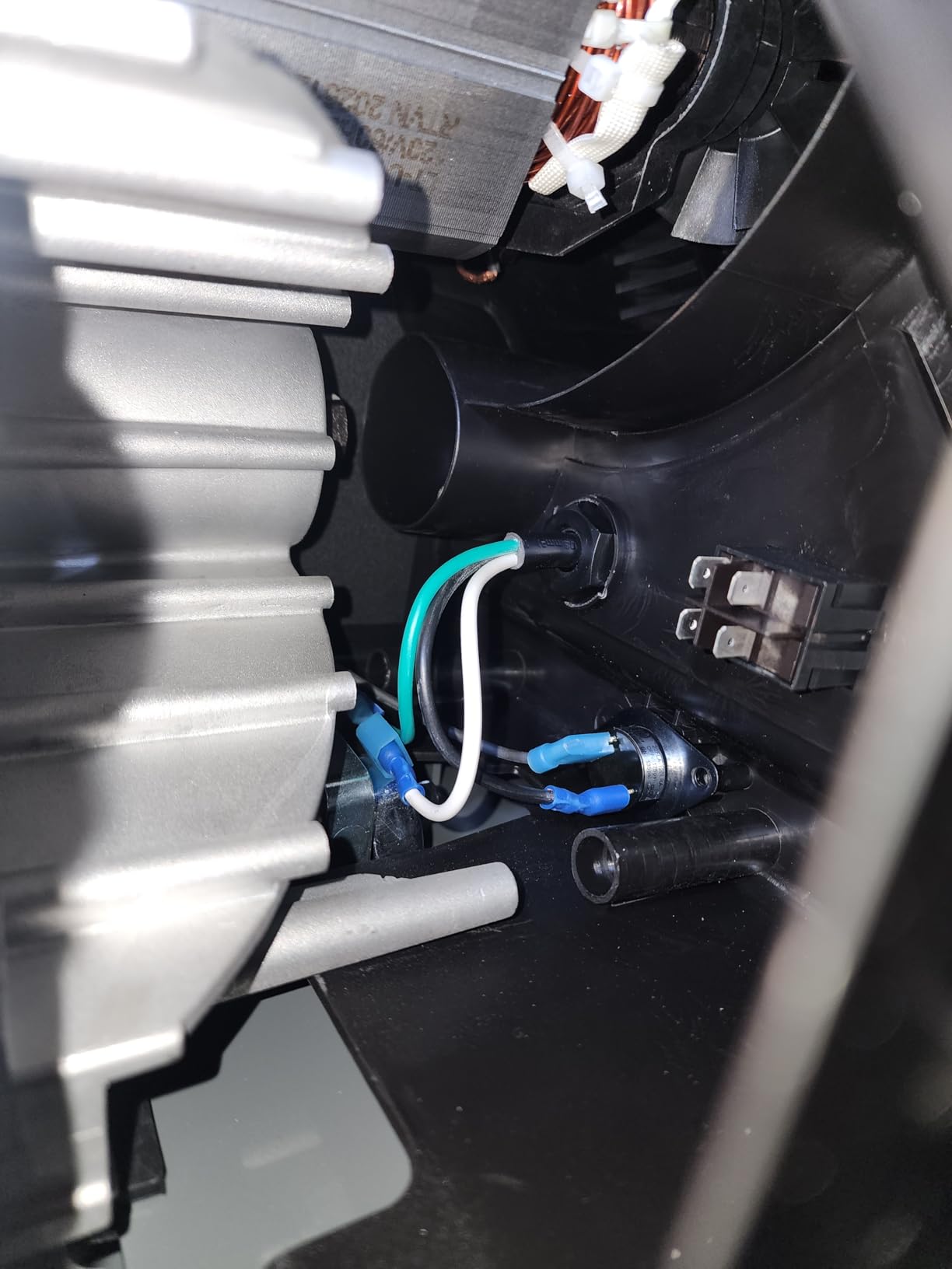 Klutch 29-Gallon Air Compressor, 2.5 HP, 120V, 175 PSI, 5.1 CFM at 90 PSI customer photo 2