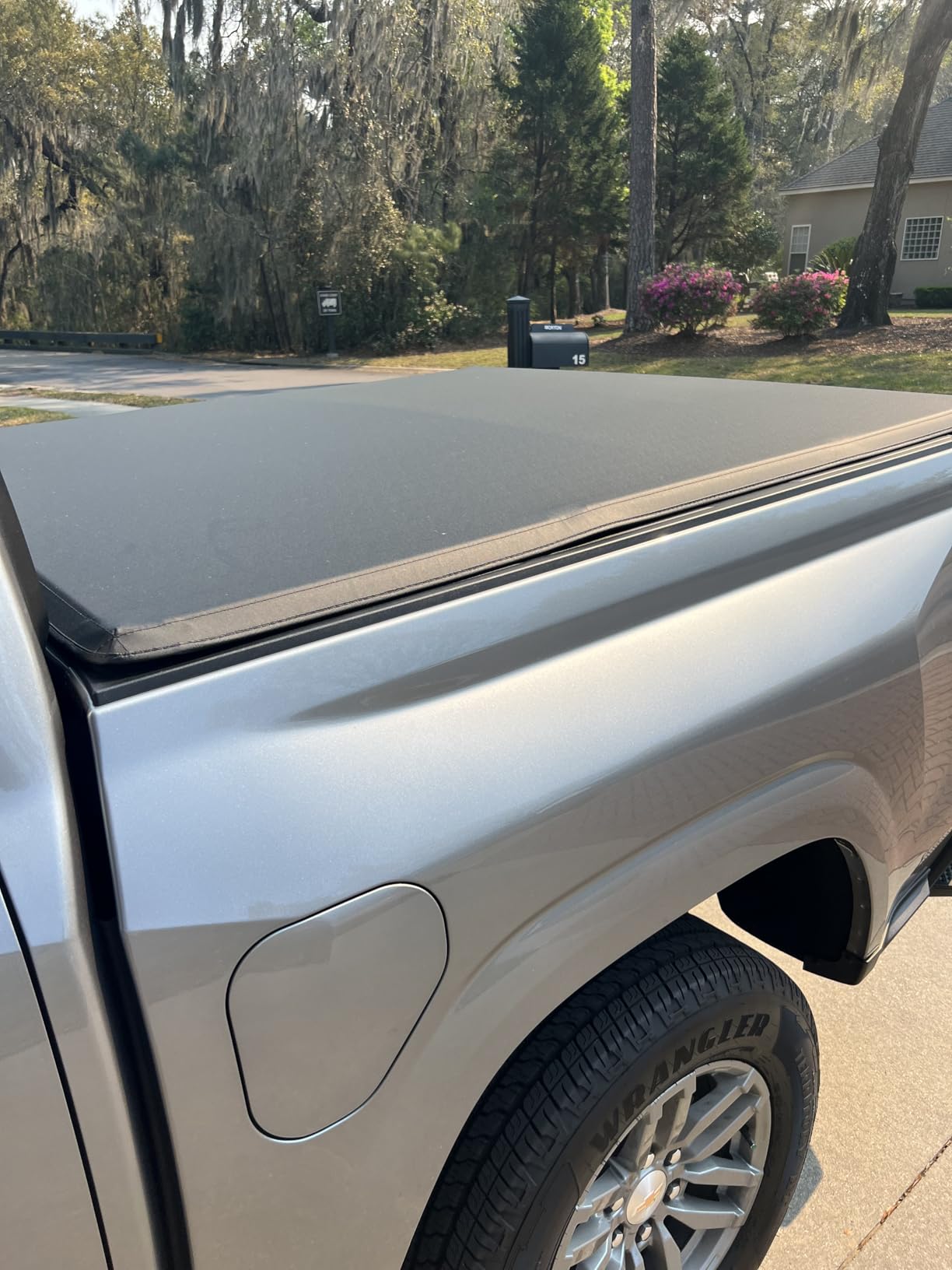 Tyger Auto T3 Soft Tri-fold Truck Bed Tonneau Cover Compatible with 2023-2026 Chevy Colorado GMC Canyon | 5'1