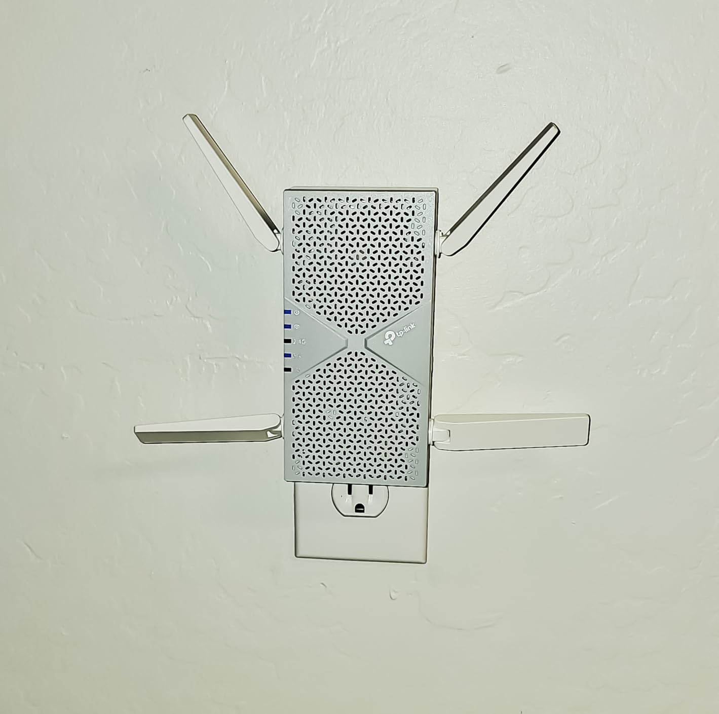 TP-Link BE6300 Wi-Fi 7 Dual-Band Range Extender RE403BE w/ 2.5G Port customer photo 2