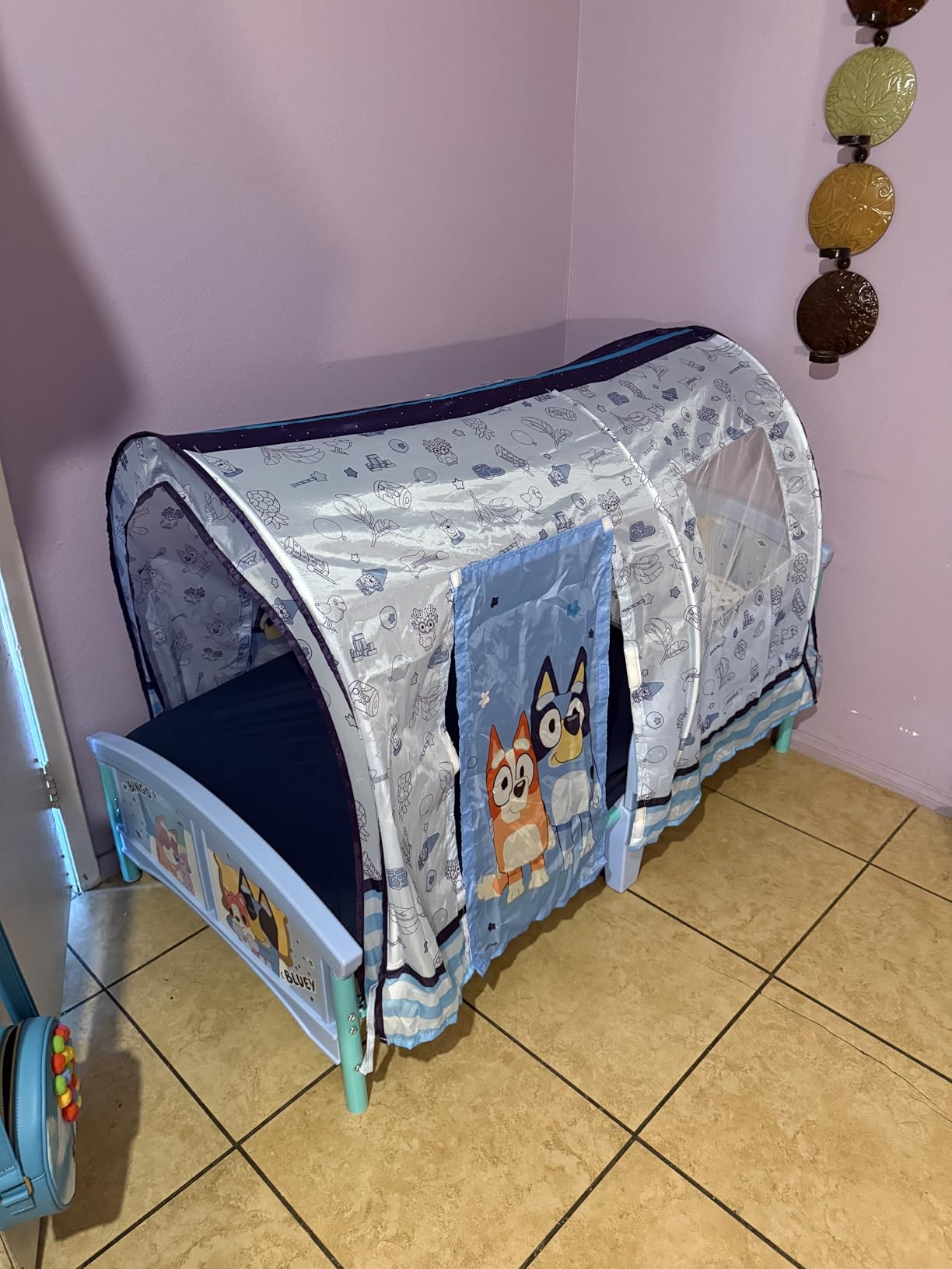 Delta Children – Bluey Plastic Toddler Bed with Tent customer photo 2