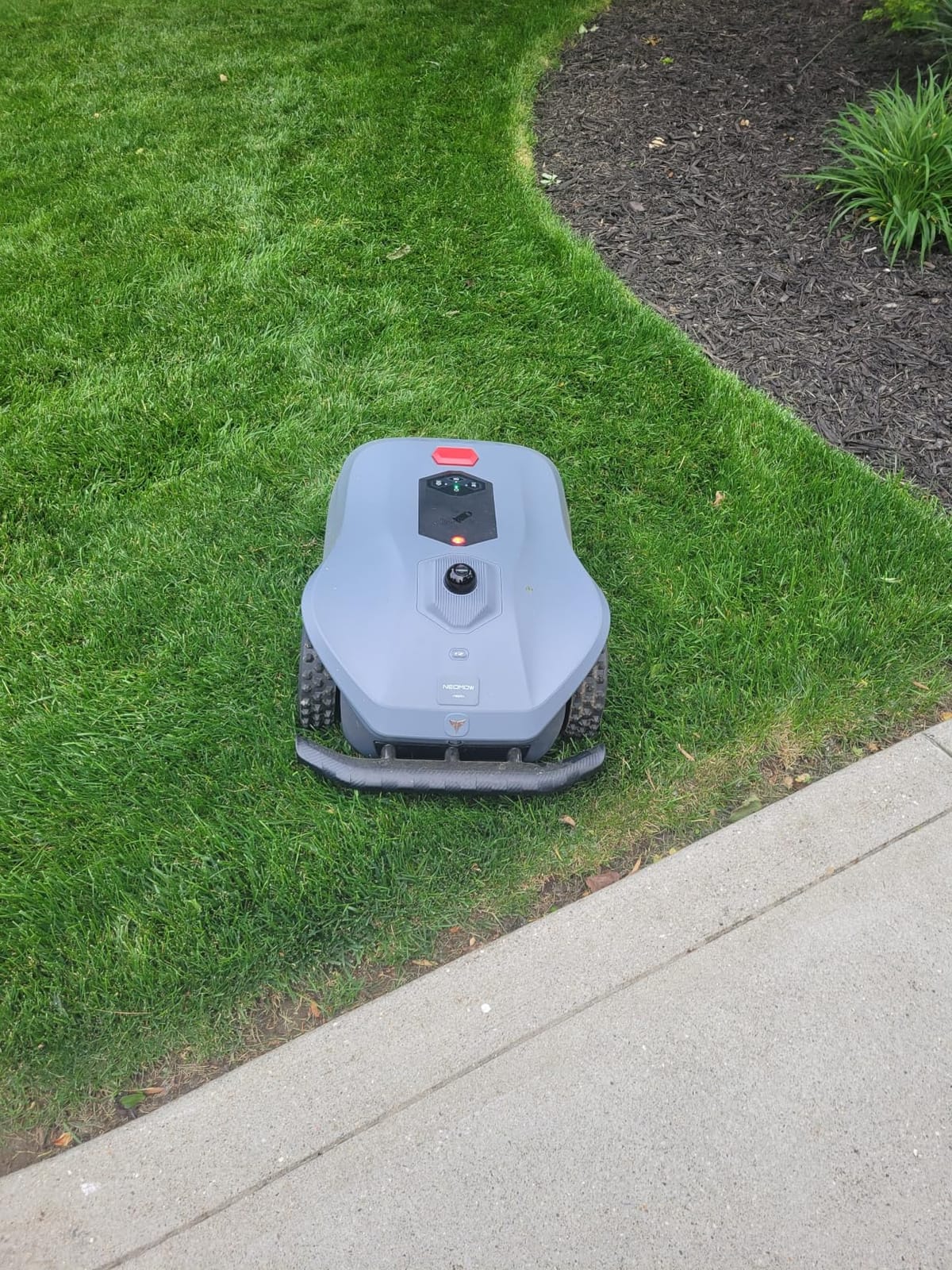 Neomow X2 360° 3D LiDAR Robot Lawn Mower, Wire Free for 1 Acre, No RTK Antenna, 4G App Control, GPS Anti-Theft, 13Ah, IPX6, Supports Upgrade AI Bionic Triple Vision Module for Auto-Mapping customer photo 2