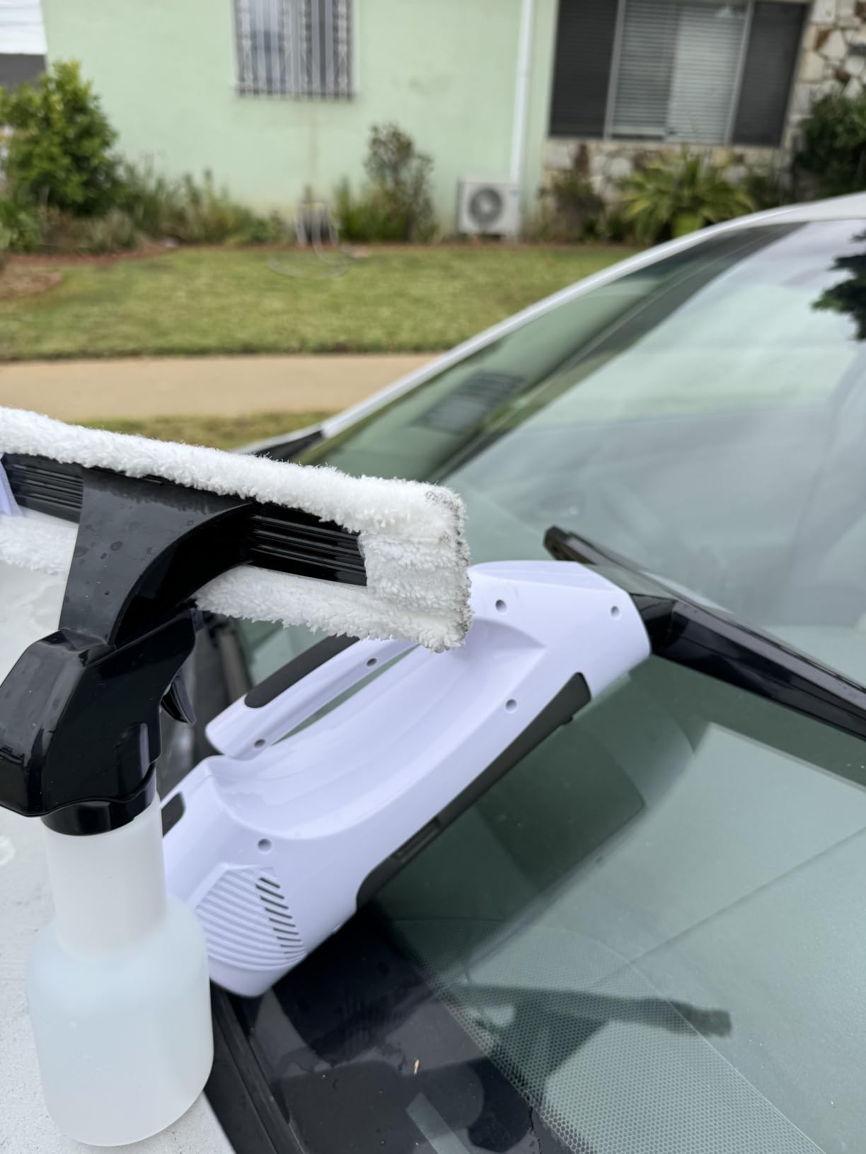Window Vacuum Squeegee Cordless, 3-in-1 Electric Window Cleaner Tool with 2200Pa Strong Suction, 2200mAh Rechargeable Battery & 200ml Water Tank, Streak-Free for Shower Doors, Mirrors, Car, Windows customer photo 2