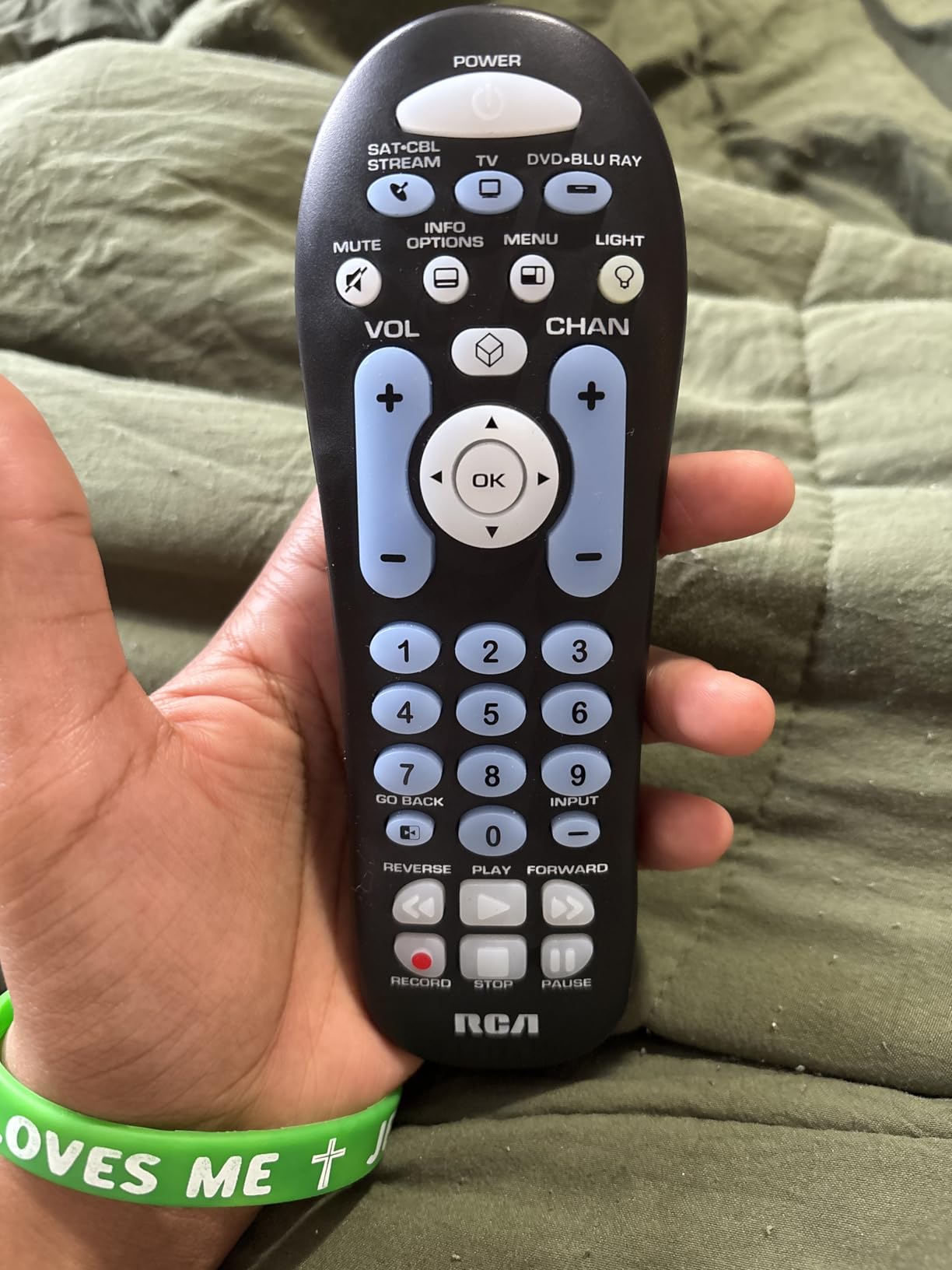 RCA RCR313BE Big Button Three-Device Universal Remote, Black customer photo 1