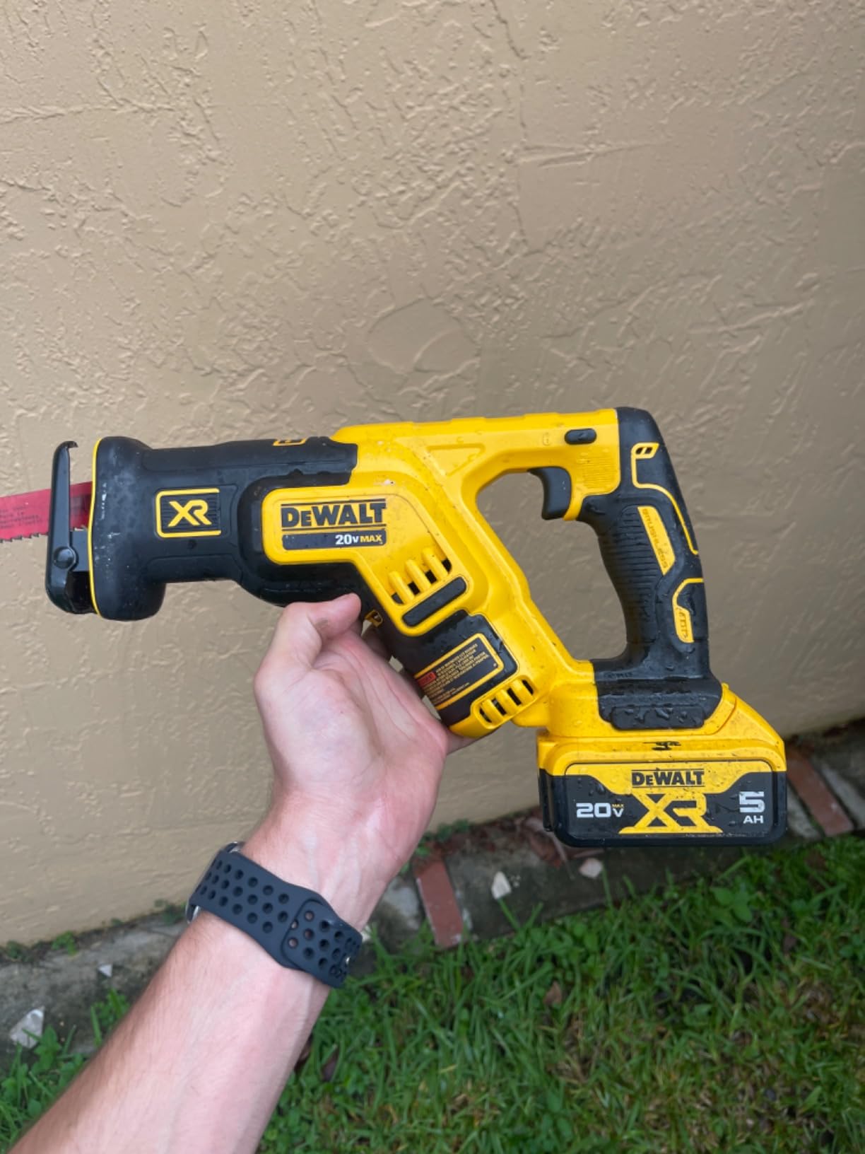 DEWALT 20V MAX XR Reciprocating Saw Cordless, Brushless, Compact,Variable Speed, Pivoting Head, LED Light, Tool Only (DCS367B) customer photo 2