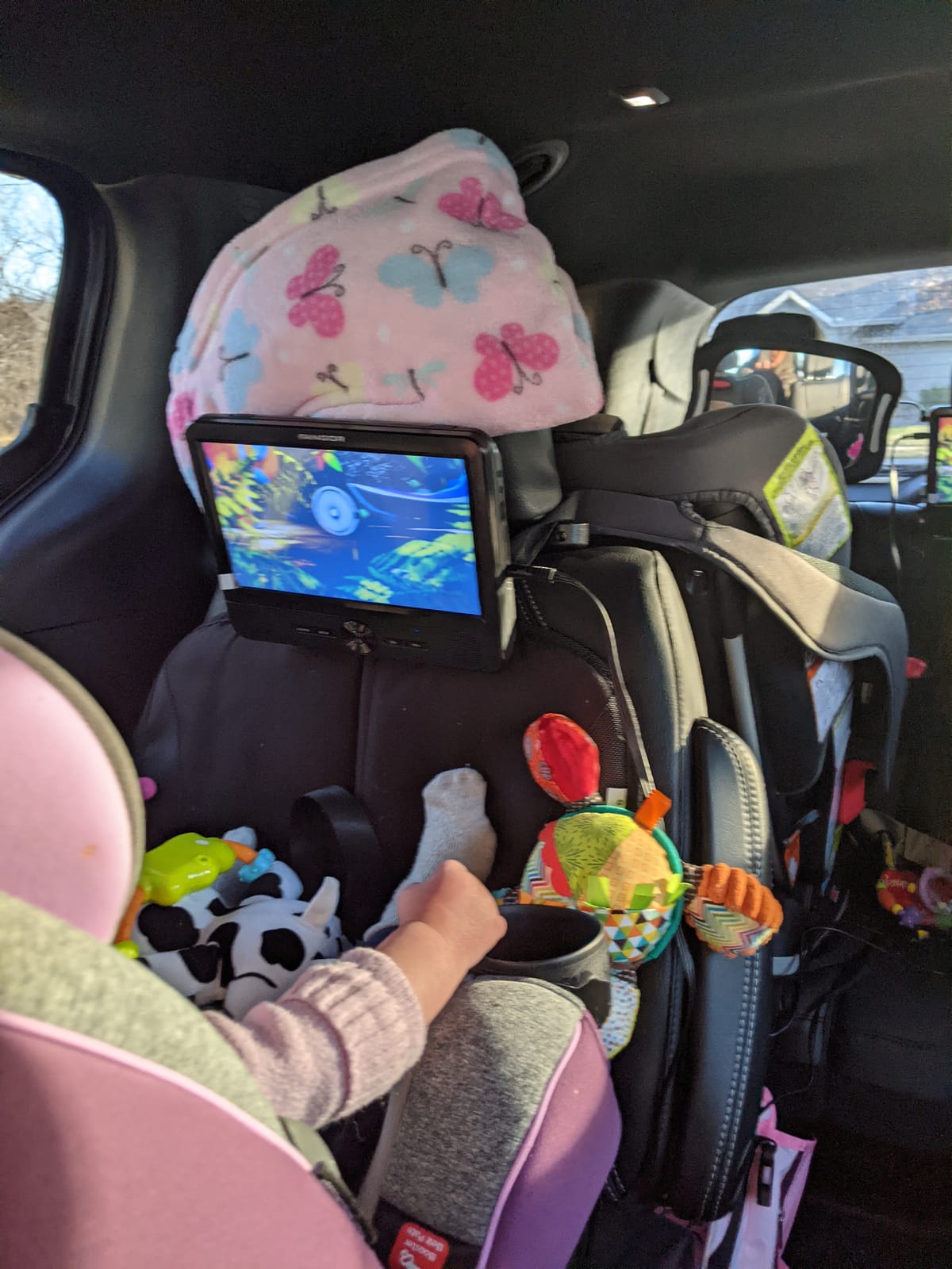 FANGOR 7.5 Inch Dual Car DVD Player, Portable Headrest Video Player for Car with 5 Hours Rechargeable Battery, Last Memory, AV Out/in, Support USB/SD/Sync TV, All Regions (1 Player+1 LCD Screen) customer photo 2