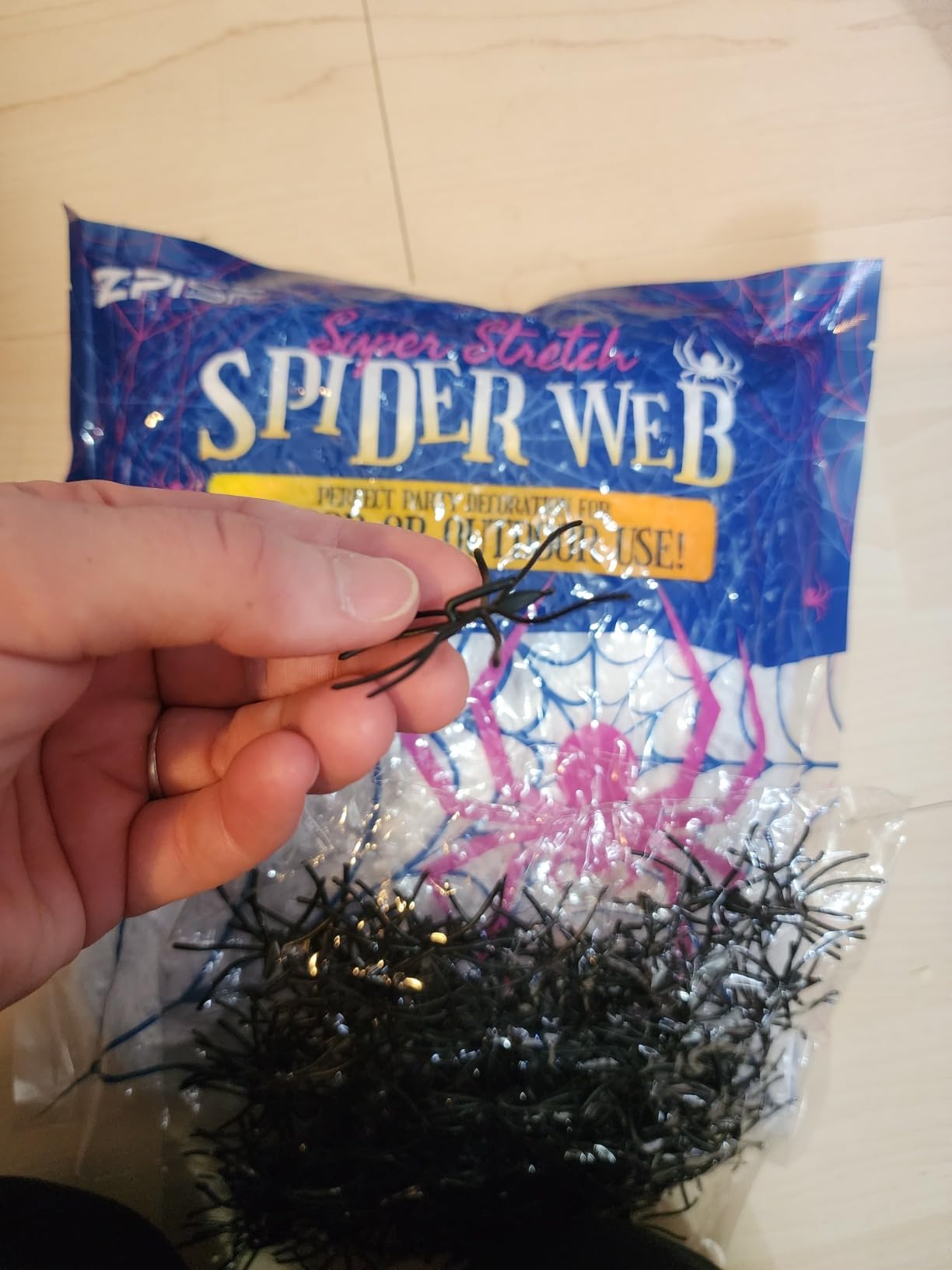 ZPISF 1400 sqft Halloween Spider Webs Decorations with 150 Extra Fake Spiders, Super Stretchy Cobwebs for Halloween Decor Indoor and Outdoor customer photo 1