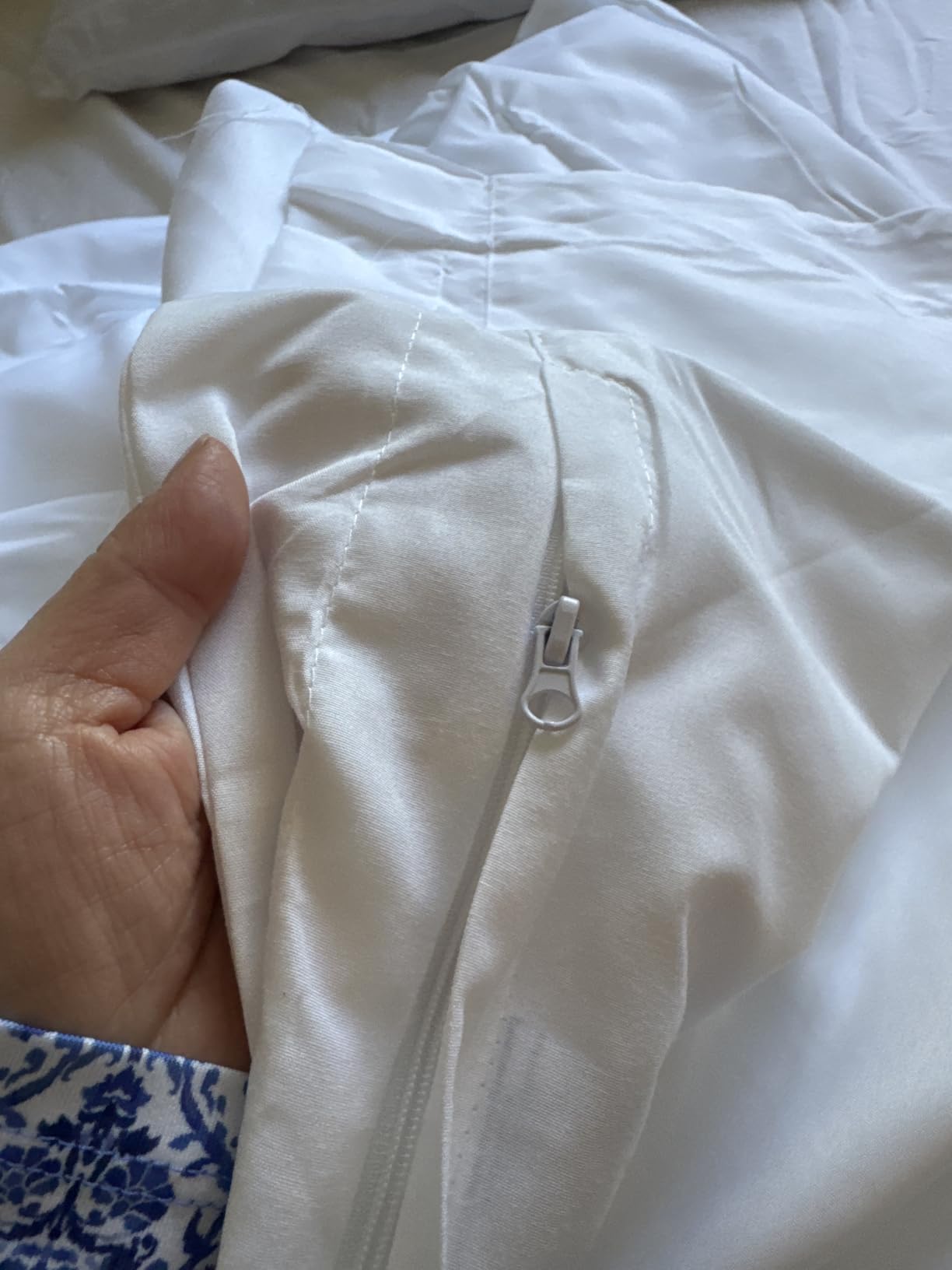 Amazon Basics Lightweight Wrinkle-Resistant Microfiber 3 Piece Duvet Cover Set with Zipper Closure, Full/Queen, Bright White Temp customer photo 1