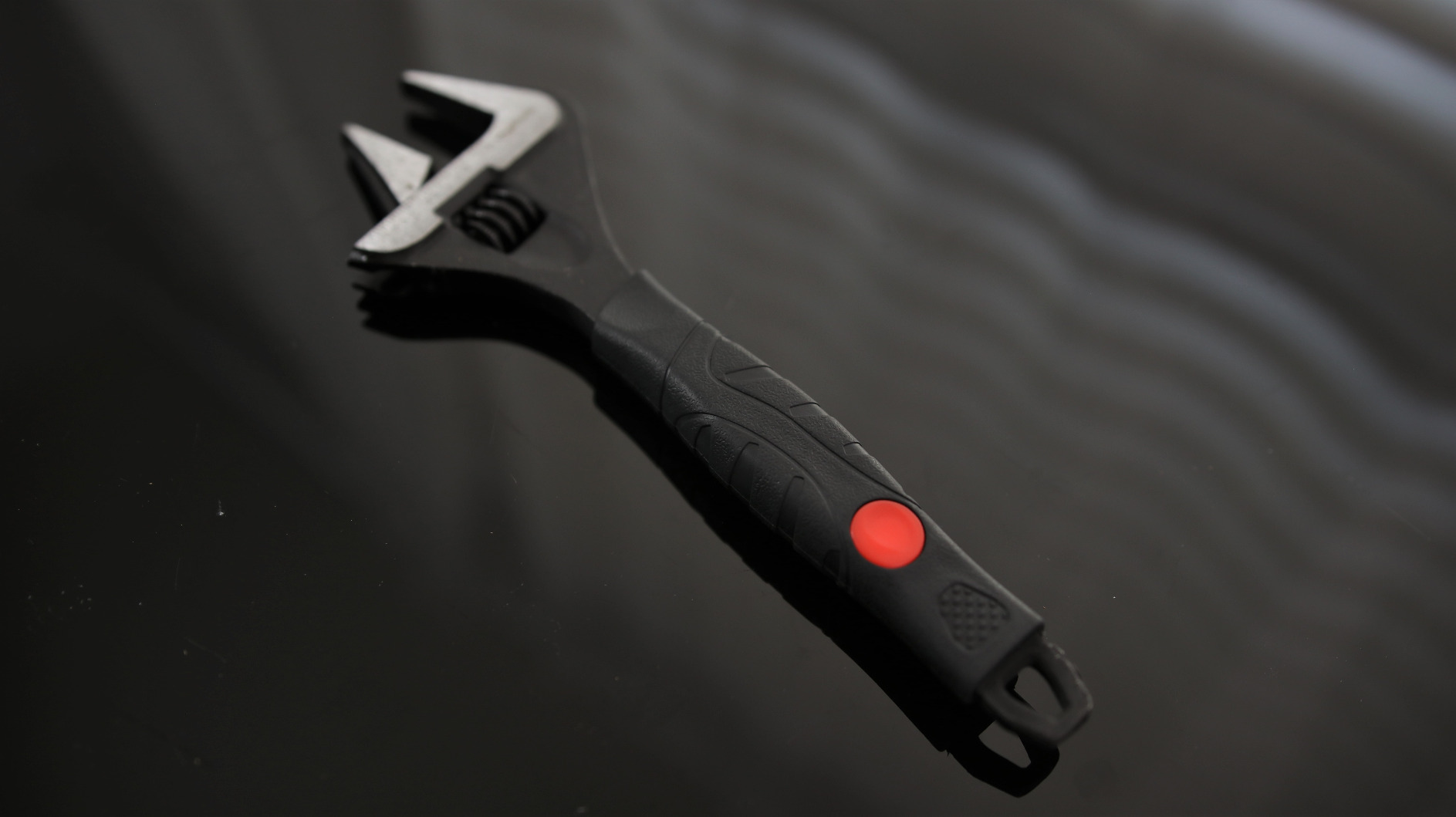 Amazon Basics 4-Piece Wide Jaw Adjustable Wrench Set with Soft Grip, Includes: 6-inch (150mm), 8-inch (200mm), 10-inch (250mm), 12-inch (300mm) customer photo 1