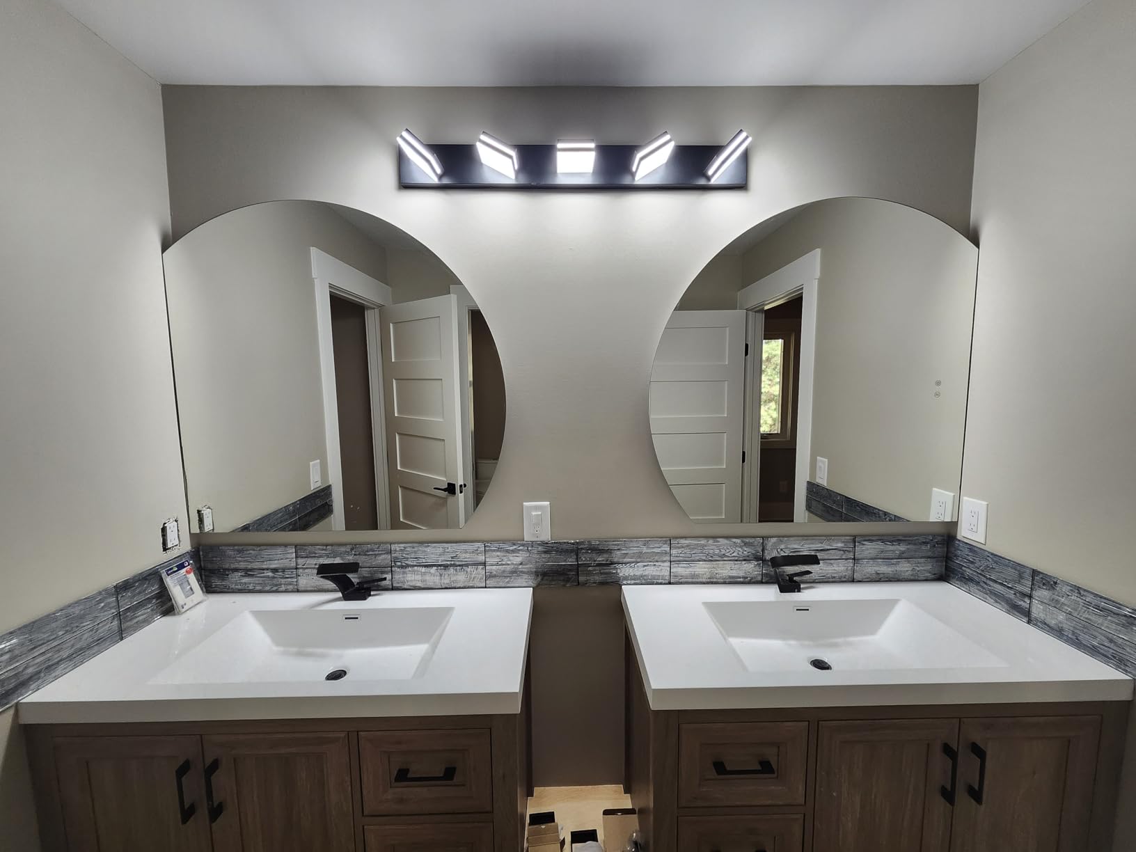 SineRise LED Modern Bathroom Vanity Light Fixtures, Modern Acrylic Bathroom Wall Lighting Fixtures Over Mirror, 3-Light, 24-Inch, Black, White customer photo 2