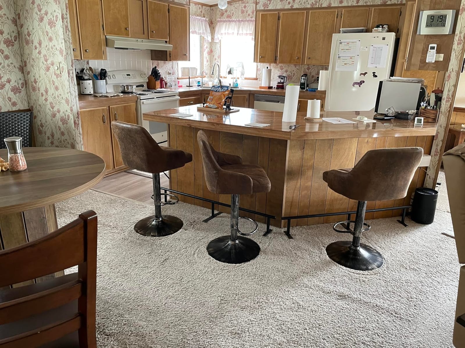 VECELO Bar Stools Set of 4, Adjustable Barstools, Counter Height Stools with Back and Arm, Kitchen Island Stools, Swivel PU Chairs for Pub, Dining Room, Industrial Style, Brown customer photo 2