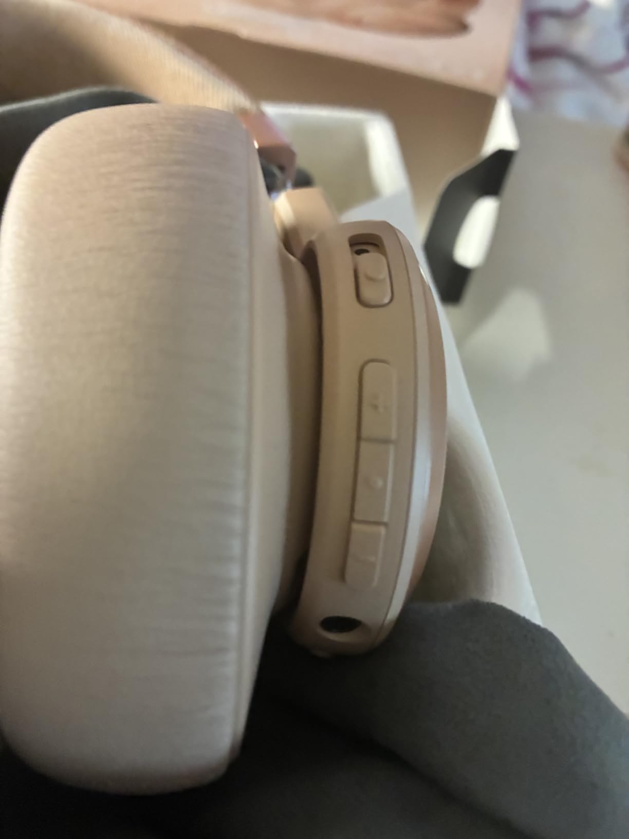 JBL Live 770NC - Wireless Over-Ear Headphones with True Adaptive Noise Cancelling with Smart Ambient, Up to 65 Hours of Battery Life, Comfort-fit Fabric Headband & Carrying Pouch (Sandstone) customer photo 1