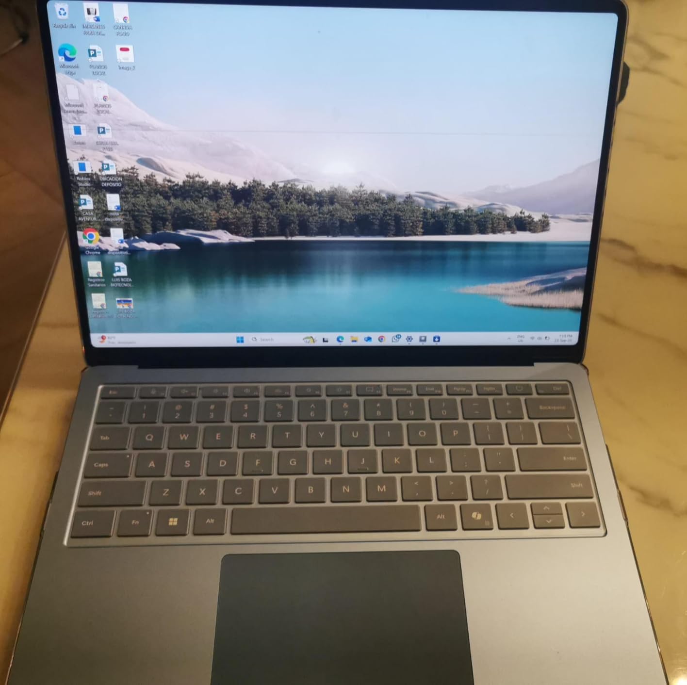 Microsoft Surface Laptop 13.8 customer photo 2