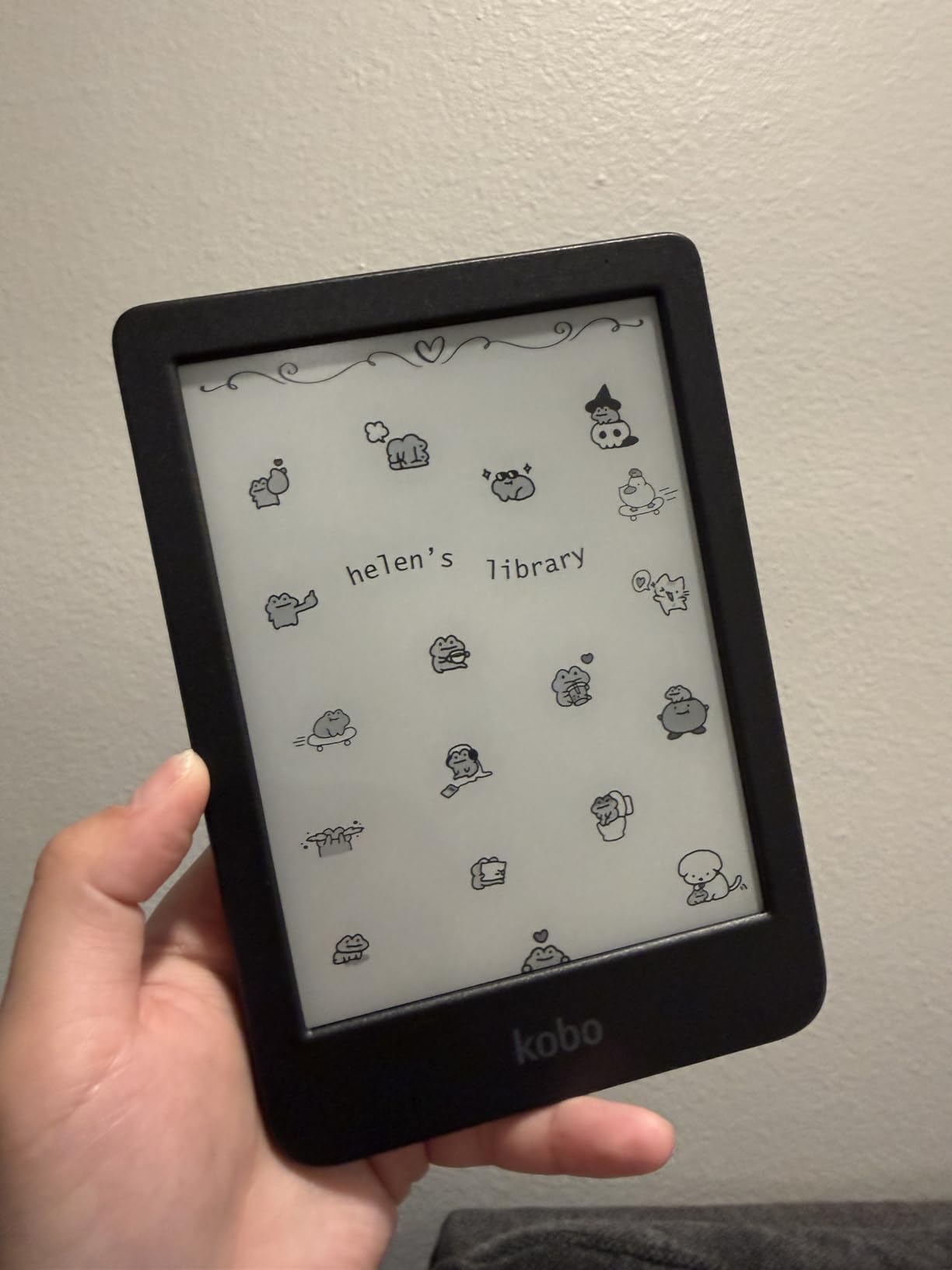 Kobo Clara BW | eReader | 6” Glare-Free Touchscreen with ComfortLight PRO | Dark Mode Option | Audiobooks | Waterproof | 16GB of Storage | Black customer photo 1