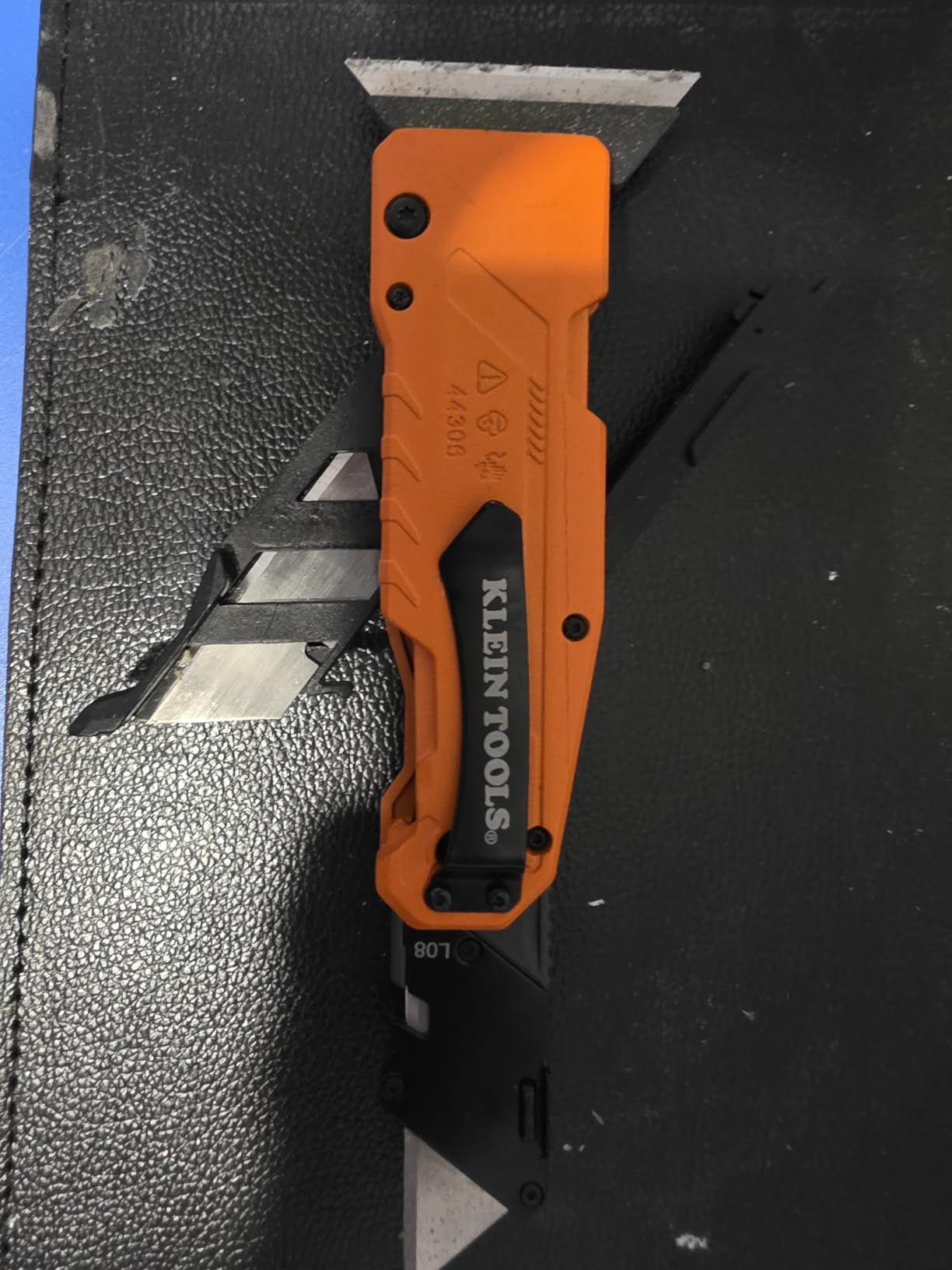 Klein Tools 44306 FLICKBLADE 2-in-1 Folding Utility Knife and Scraper with Built-In Blade Storage, Dual Locking Positions, Includes 3 Triple-Ground Carbon Steel Blades customer photo 2